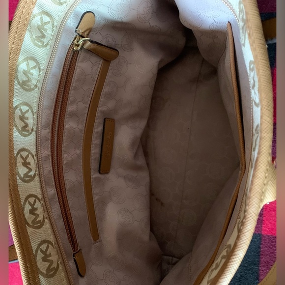 Michael Kors Kempton Signature Medium Tote. In good condition. - Picture 6 of 12